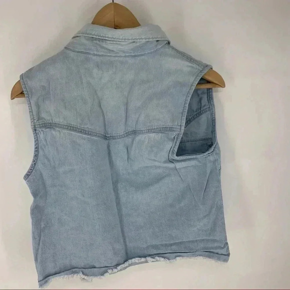 Levi’s sleeveless lightweight chambray Maddie vest - Picture 7 of 12